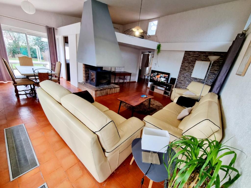 Elle comprend un salon doté d'un mobilier blanc et d'une cheminée. dans l'établissement jolie villa sur la cote bleu, à Martigues