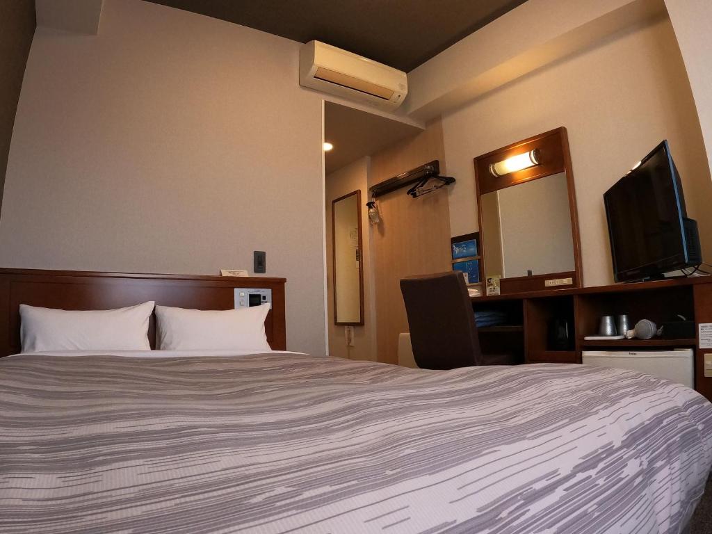 Postel nebo postele na pokoji v ubytování Hotel Route-Inn Gotenba Eki-Minami