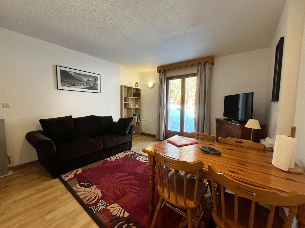 un salon avec une table et un canapé dans l'établissement Studio équipé / proche du centre, à Samoëns