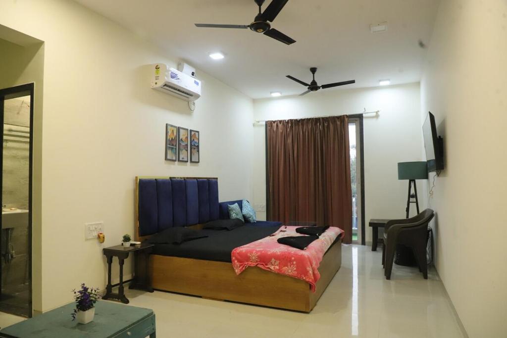 卡尔贾特Ivy Bliss Studio with Private Pool, B 05, Karjat的带床和吊扇的卧室