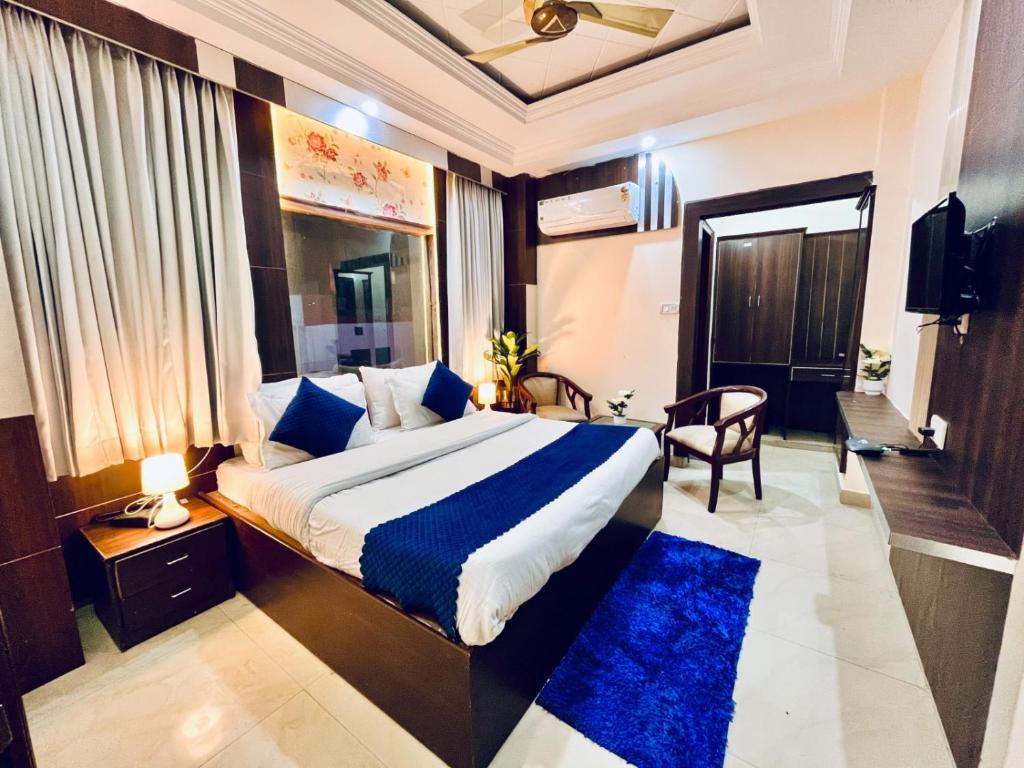 Postel nebo postele na pokoji v ubytování Hotel Ramawati - A unit of Standard Wedding and Party Maker, Haridwar