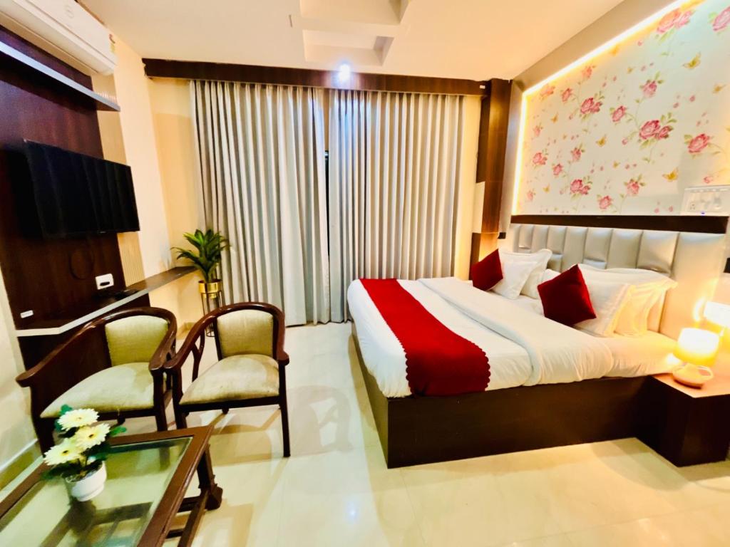 Postel nebo postele na pokoji v ubytování Hotel Ramawati - A unit of Standard Wedding and Party Maker, Haridwar