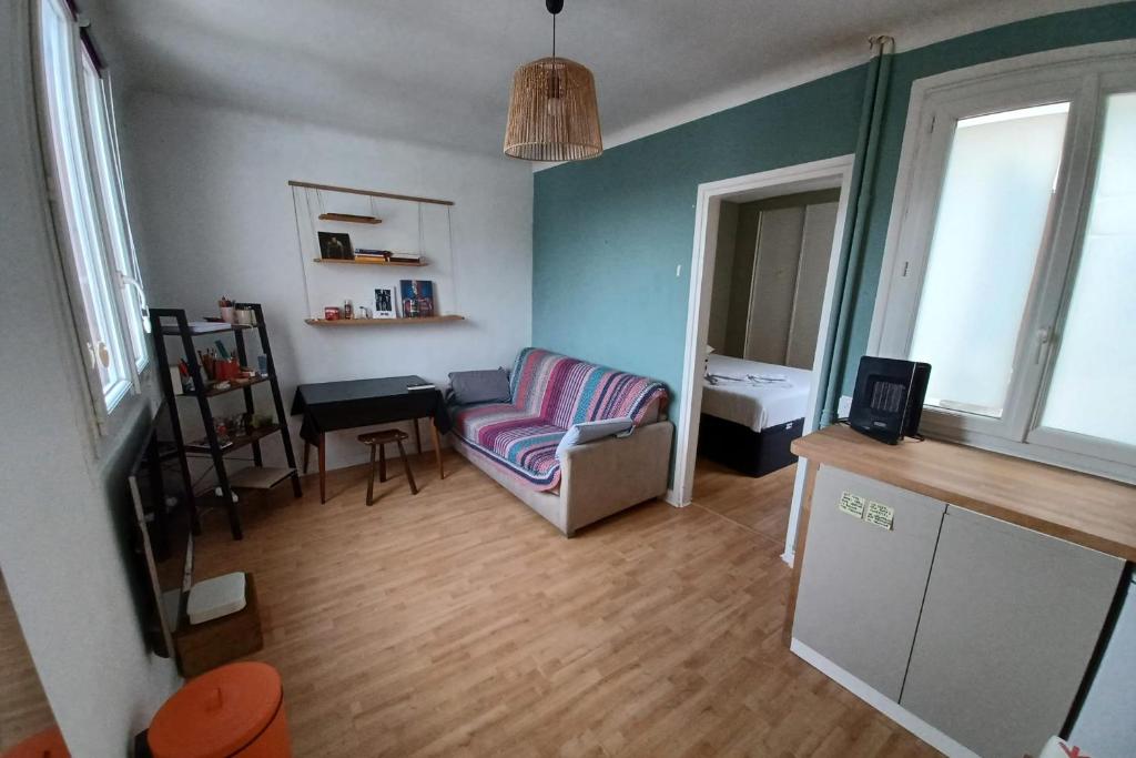 un salon avec un canapé et une table dans l'établissement Cosy apartment with all amenities, à Paris