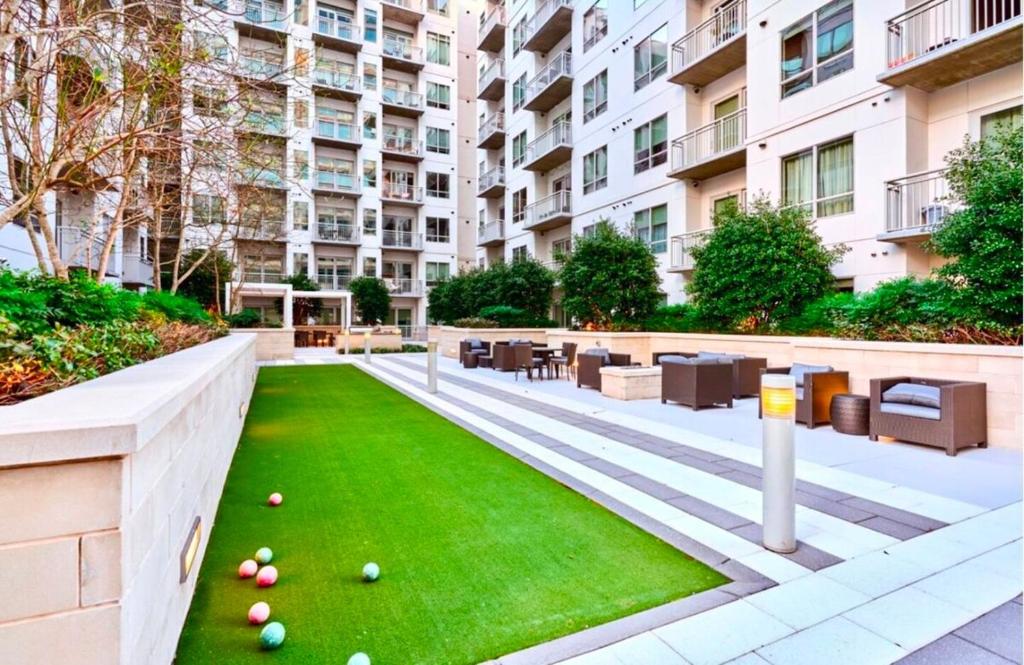 Midtown Oasis with City and Pool View - High Floor - One-Bedroom Apartment With Balcony And City View