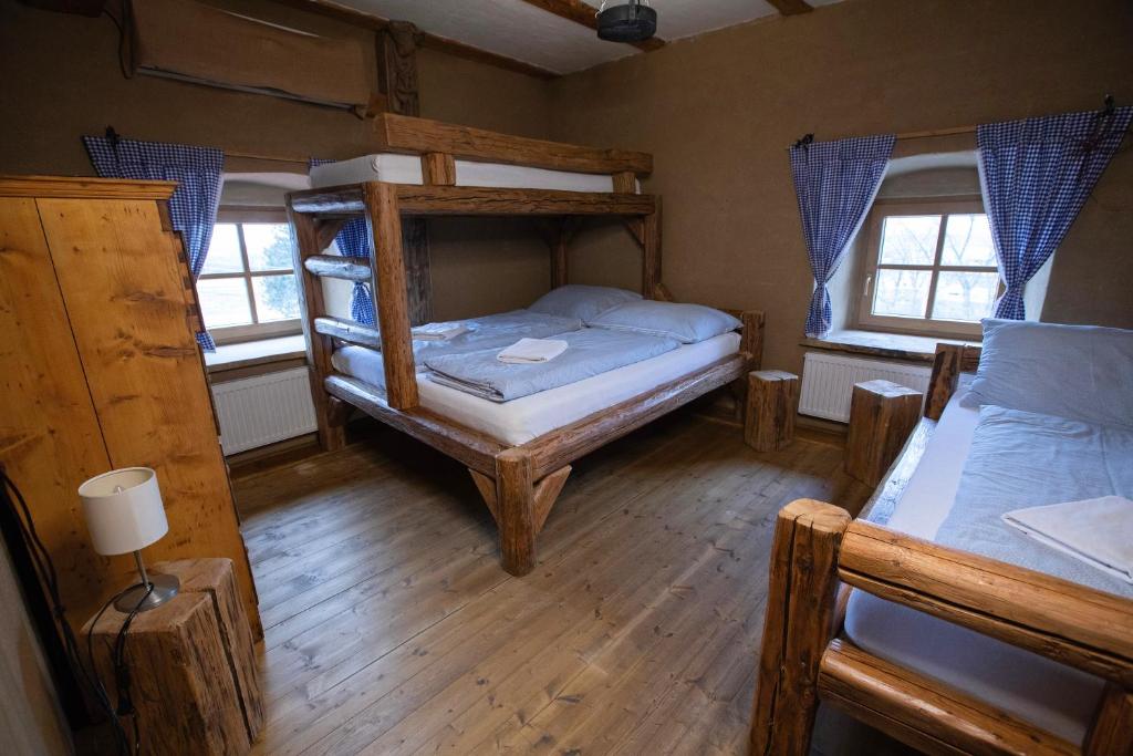 Łóżko lub łóżka w pokoju w obiekcie Krčma Hotel U Císařské Cesty