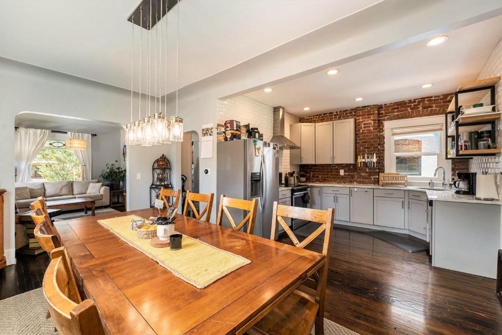 Køkken eller tekøkken på 5-Bedroom Victorian Home Private Yard Sleeps 10