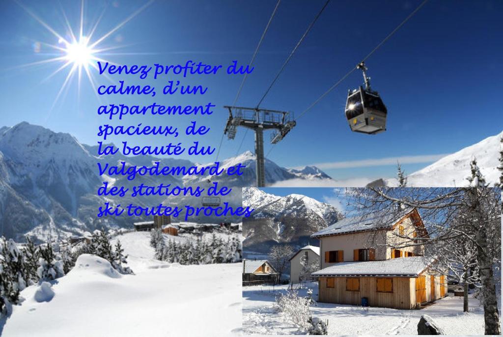 una foto di una casa nella neve con impianto di risalita di Gîte "Entre Champsaur et Valgodemard" a Saint-Jacques-en-Valgodemard