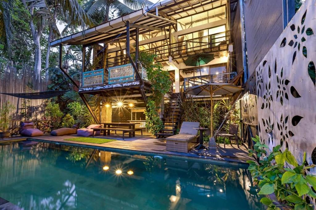 Πισίνα στο ή κοντά στο Singing River Front Villa