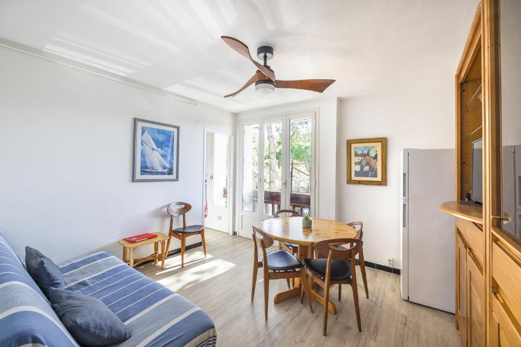 un salon avec une table et un canapé dans l'établissement L'Alhambra - A 5min à pied de la plage, à Argelès-sur-Mer