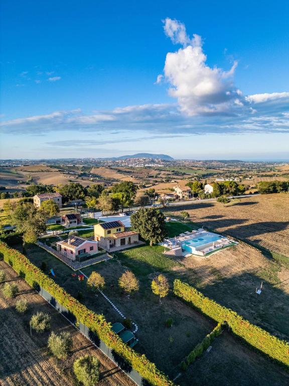 an aerial view of a house with a pool at I Colori dell'Infinito in Recanati