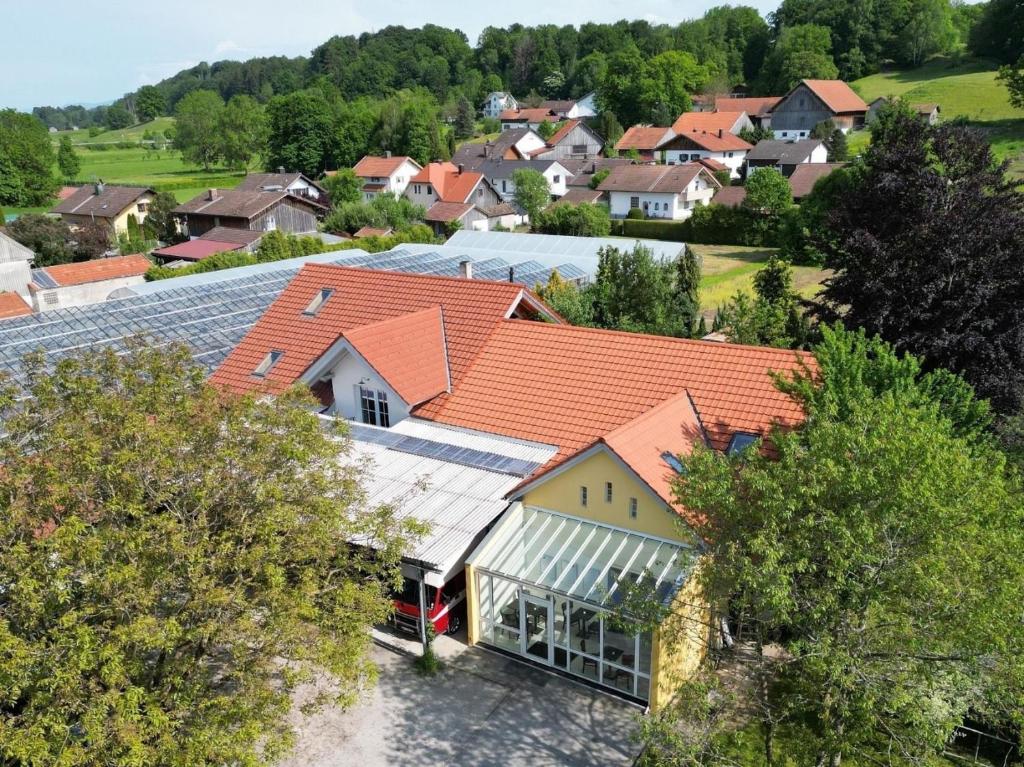 an aerial view of a house with solar panels at Ferienwohnung am alten Kino in Peißenberg