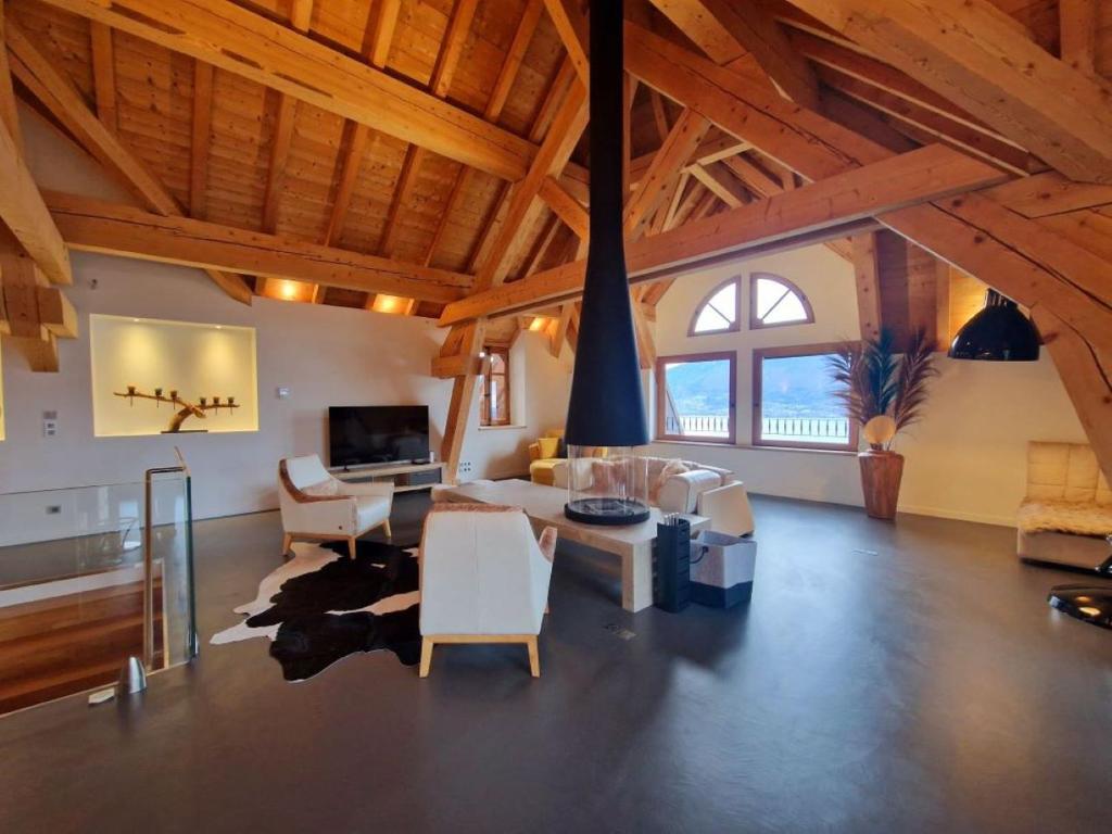 a large living room with a large wooden ceiling at Villa Savoie - luxe et sérénité- piscine, sauna et jacuzzi - Annecy location prestige in Veyrier-du-Lac