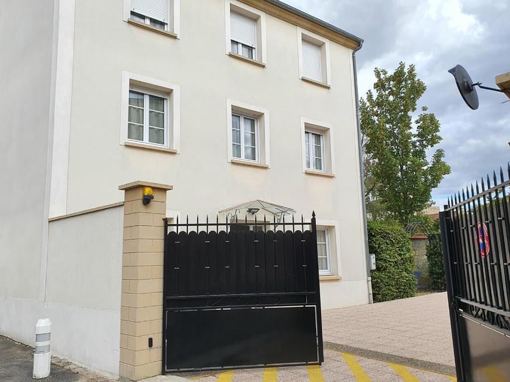 LA MARINA-Center-Parking-StationtoParis - Twin Room