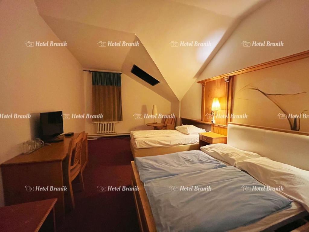 Łóżko lub łóżka w pokoju w obiekcie Hotel Braník