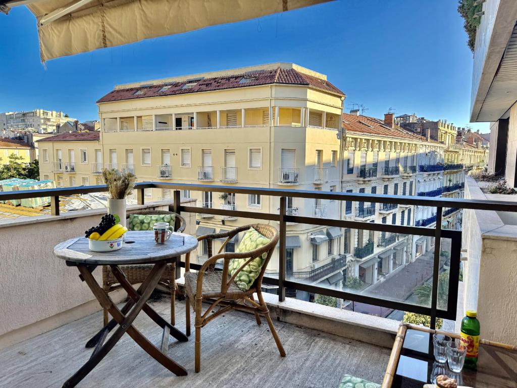 une table et des chaises sur un balcon avec vue dans l'établissement Belle terrasse apercu mer NAF568, à Cannes