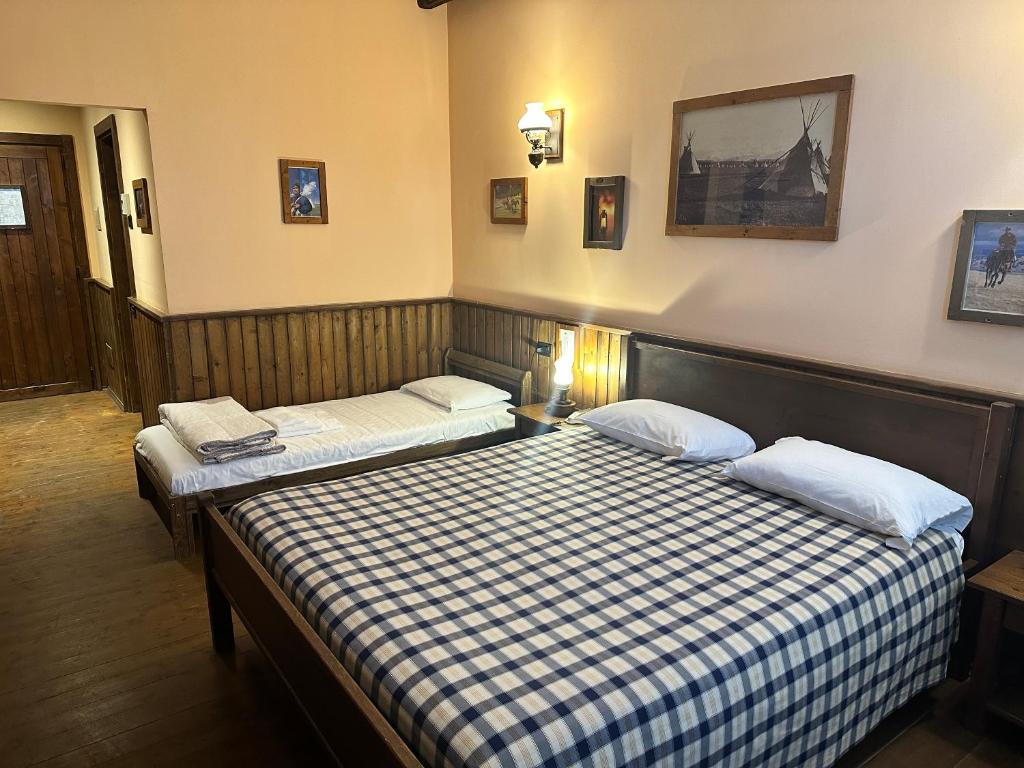 Postel nebo postele na pokoji v ubytování Cowboys Guest Ranch