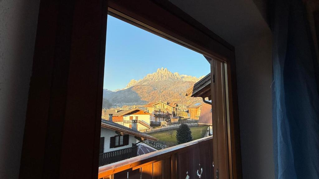 a window with a view of a mountain at Appartamento Villa Nicole in Transacqua