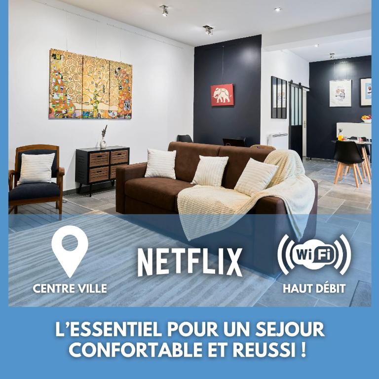 un salon avec un canapé et une chaise dans l'établissement La Galerie 17 - Premium central location, à Valenciennes