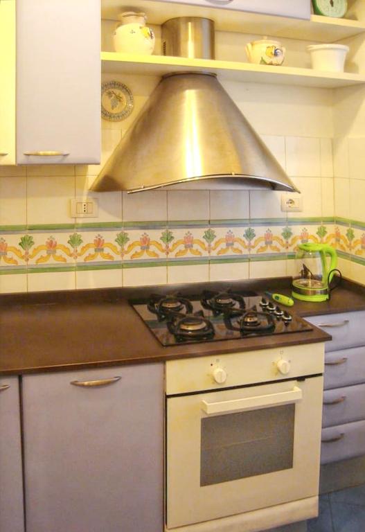 Kuchyňa alebo kuchynka v ubytovaní Charming Apartment near the Colosseum in Roma - 55 sqm - Balcony