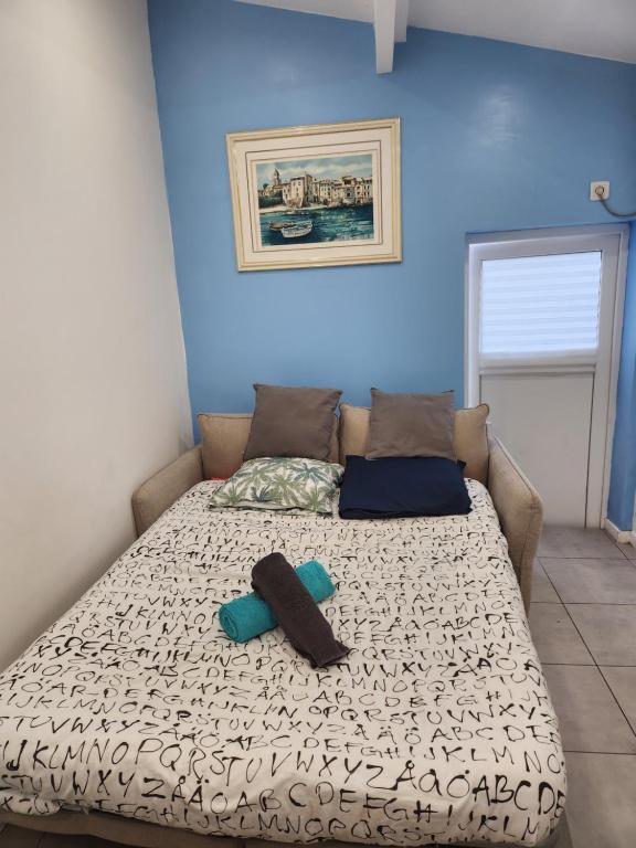 un lit avec deux oreillers dessus dans une chambre dans l'établissement Appartement 