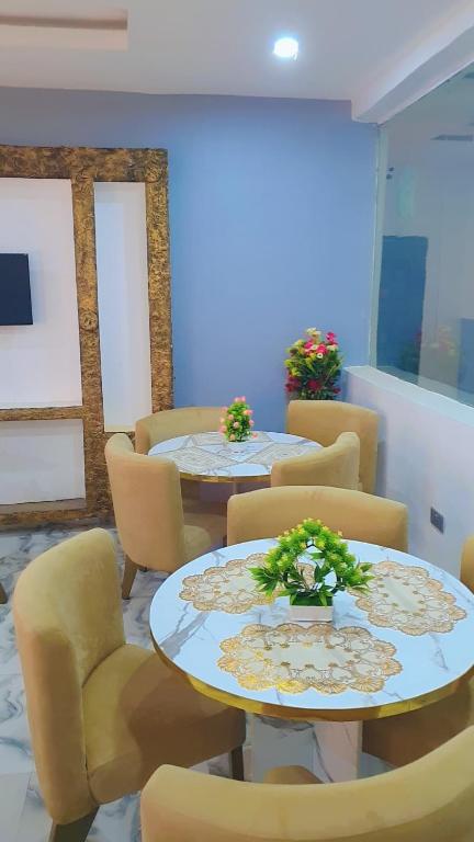 Posezení v ubytování Pollyjolly Hotel And Suites