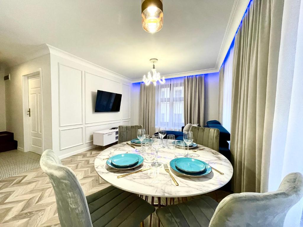 Μια τηλεόραση ή/και κέντρο ψυχαγωγίας στο Central Old Town Apartments - Green Loft and BelleView