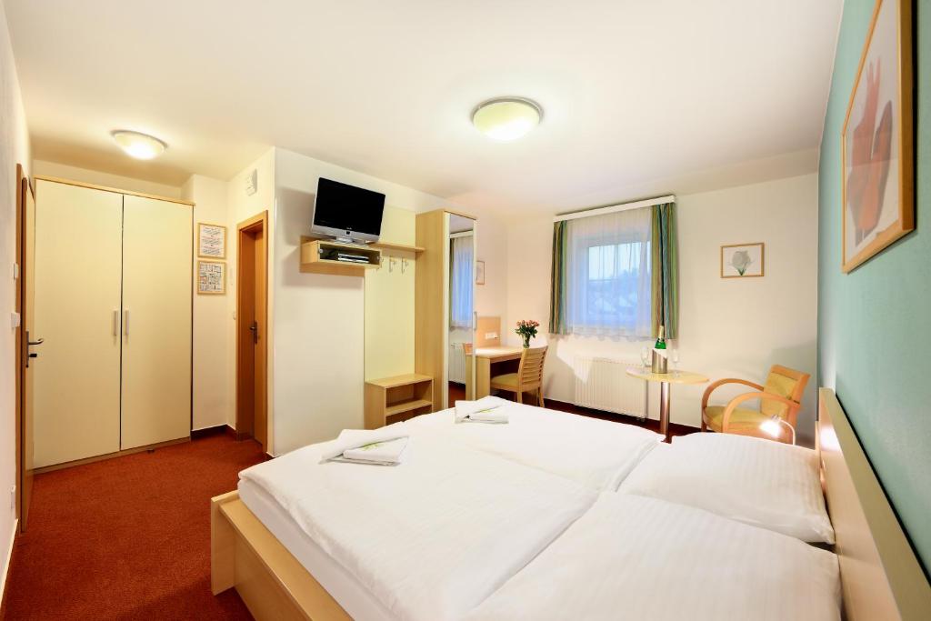 Postel nebo postele na pokoji v ubytování Penzion Krumlov - Massage studio