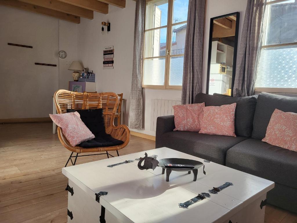 un salon avec un canapé et une table basse dans l'établissement T2 Intra-Murros 