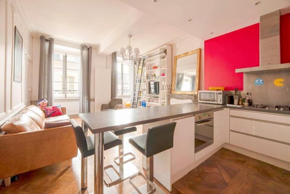 - une cuisine avec une table et un canapé dans une chambre dans l'établissement Confort et charme au centre de Rennes, à Rennes