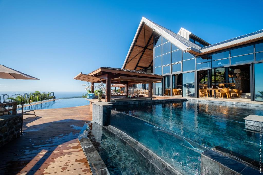 Bazén v ubytování Hôtel Diana Dea Lodge & SPA nebo v jeho okolí