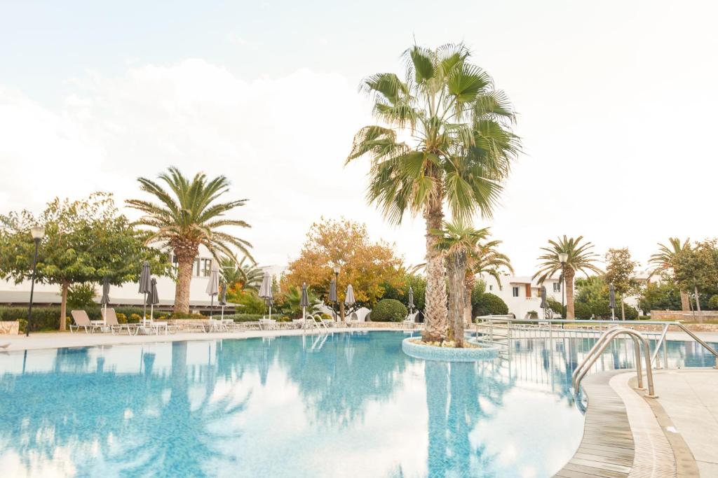 Bazén v ubytování Skiros Palace Hotel nebo v jeho okolí
