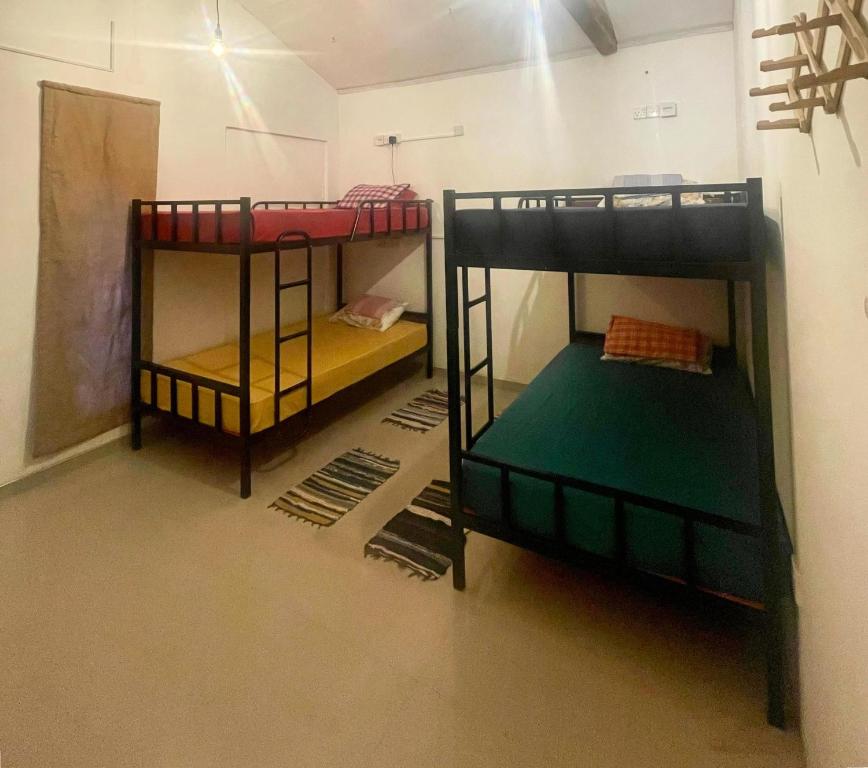 Postel nebo postele na pokoji v ubytování Chilli Croc CoLiving Hiriketiya