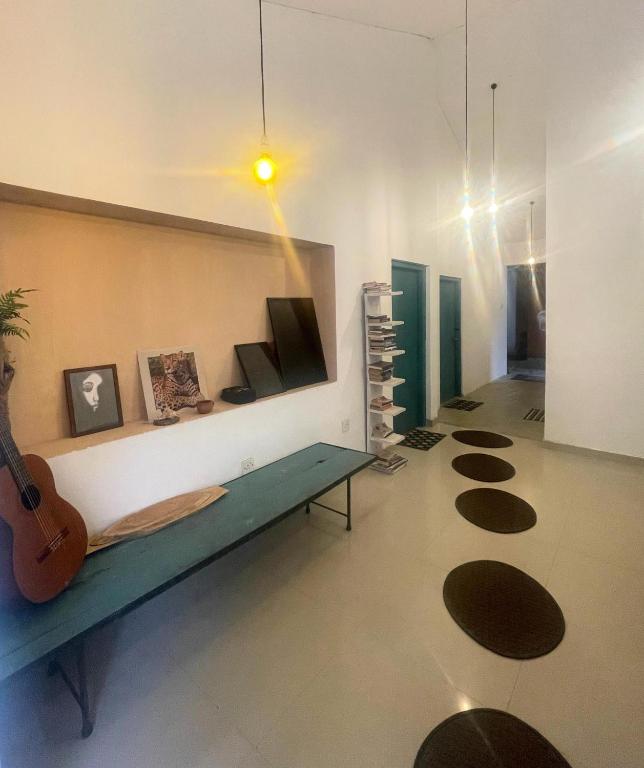 Postel nebo postele na pokoji v ubytování Chilli Croc CoLiving Hiriketiya