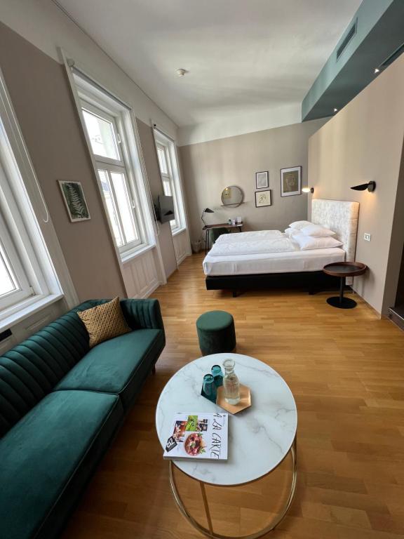 A bed or beds in a room at Hotel Rathaus - Wein & Design