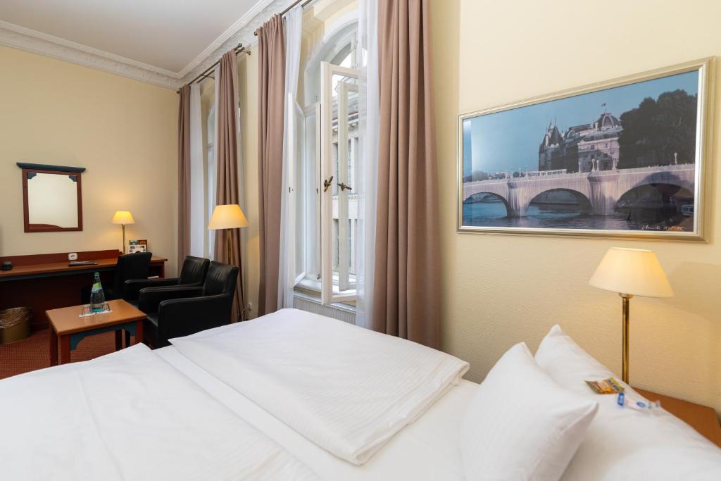Postel nebo postele na pokoji v ubytování Akzent Hotel Am Goldenen Strauss