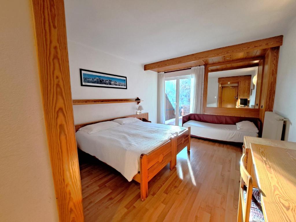 Postel nebo postele na pokoji v ubytování Lake&Nature Hotel Gloria