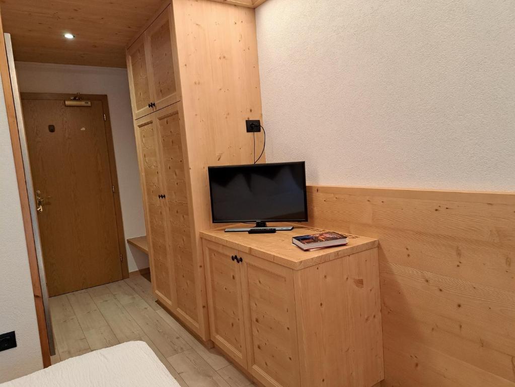 TV a/nebo společenská místnost v ubytování Lake&Nature Hotel Gloria