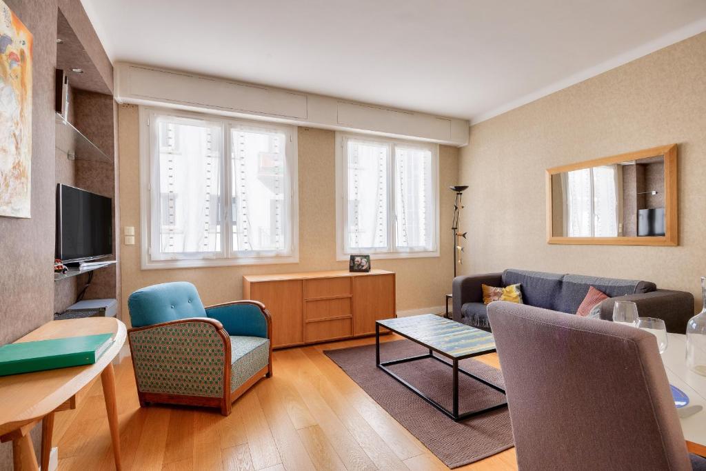un salon avec un canapé et une table dans l'établissement Centre ville de Nantes, appartement spacieux pour 4, à Nantes