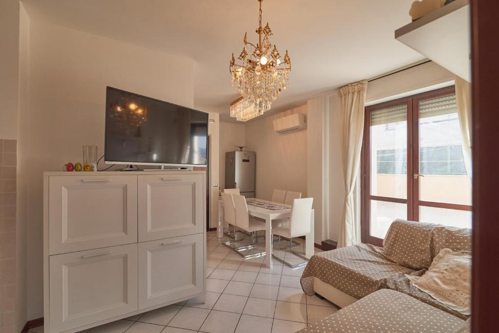 a living room with a couch and a dining room at AM16 - Spazioso appartamento vicino stazione centrale in Perugia