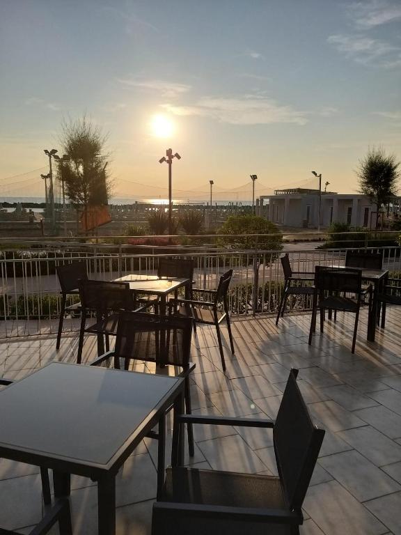 Východ nebo západ slunce při pohledu z hotelu nebo okolí