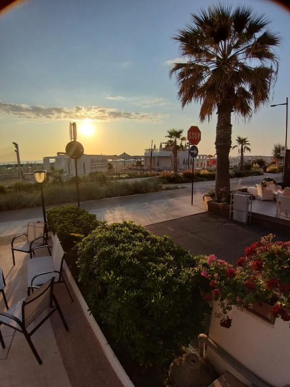 Východ nebo západ slunce při pohledu z hotelu nebo okolí