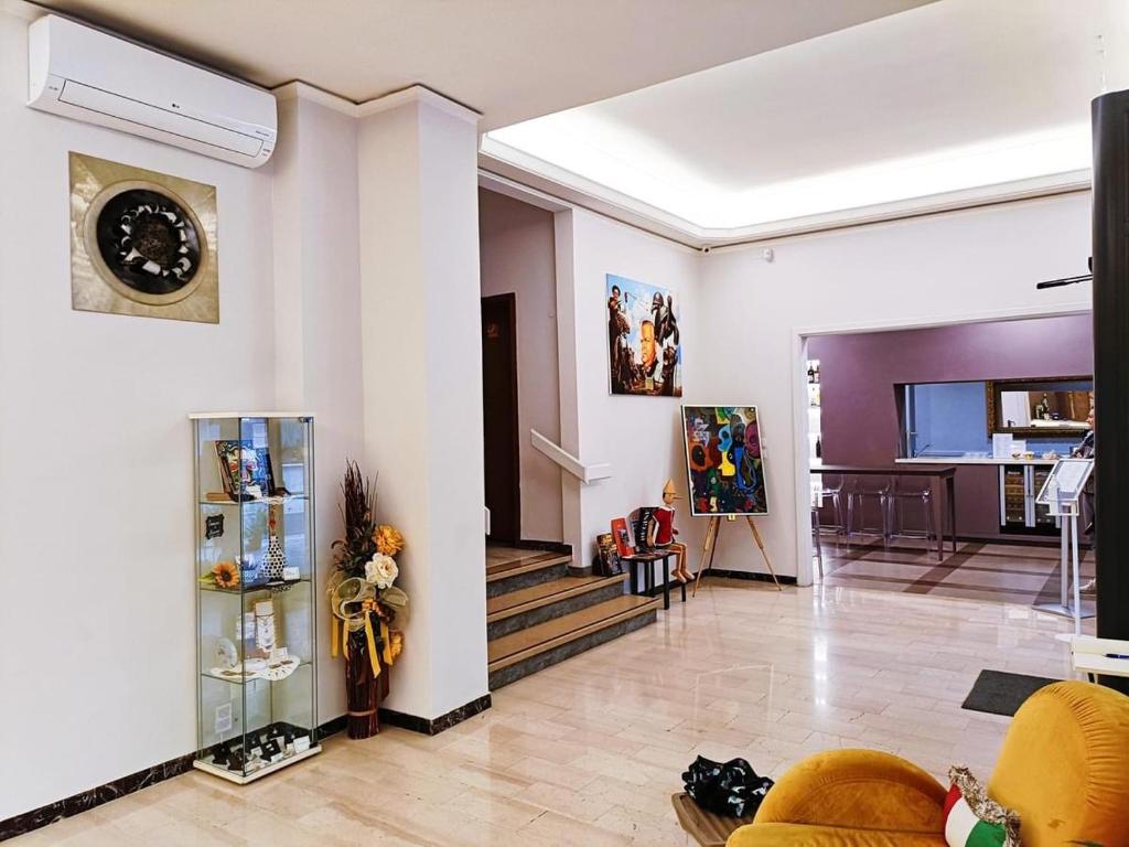 A seating area at SmArt Hotel Bartolini