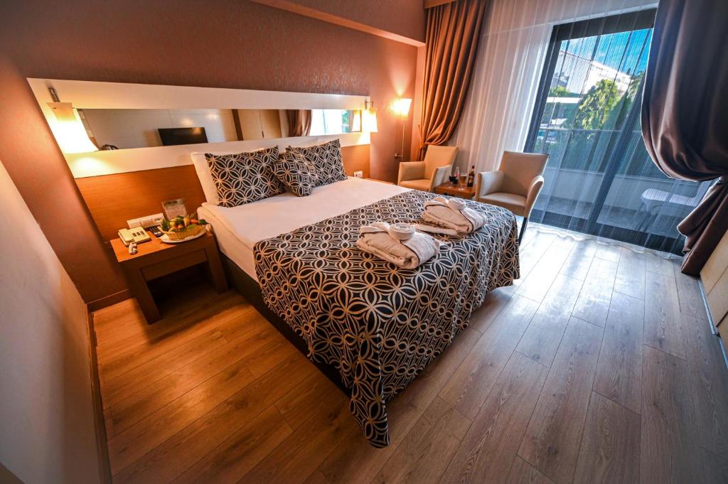 Postel nebo postele na pokoji v ubytování Tripolis Hotel