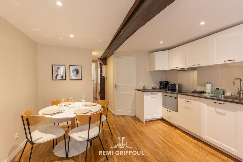 une cuisine et une salle à manger avec une table et des chaises dans l'établissement Le Bois Bleu - 2nd Floor - City Center, à Honfleur