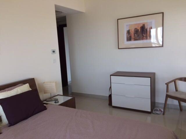 Voodi või voodid majutusasutuse Big 2br Apartment close to the sea and Golf course toas