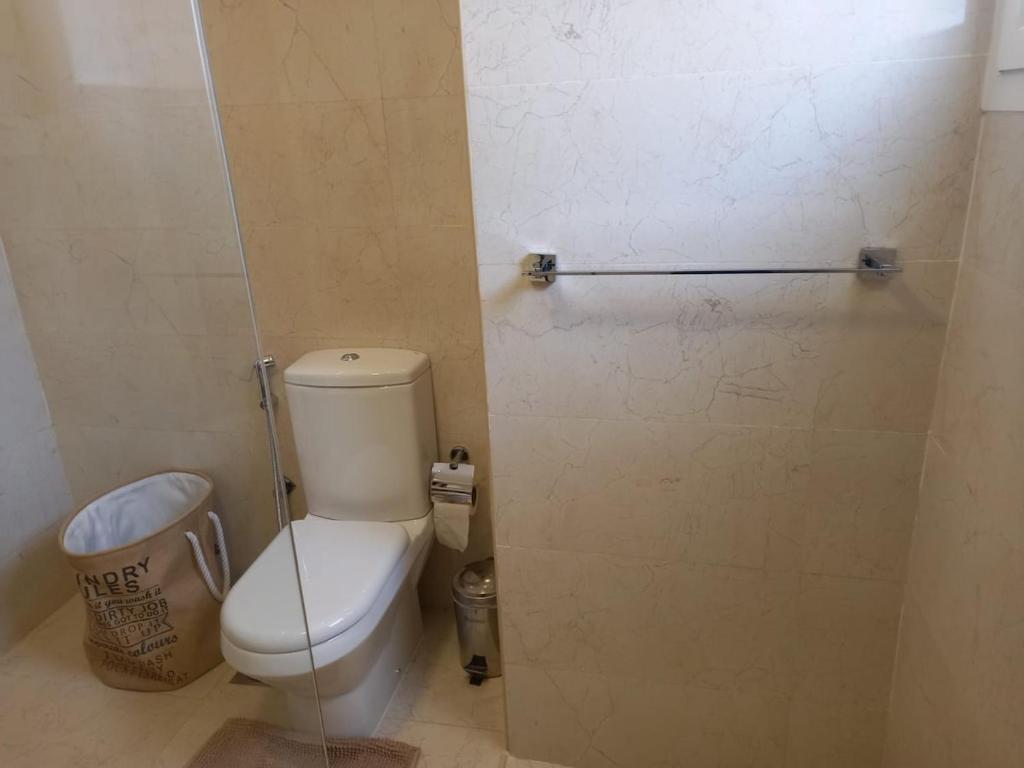 Vannituba majutusasutuses Big 2br Apartment close to the sea and Golf course