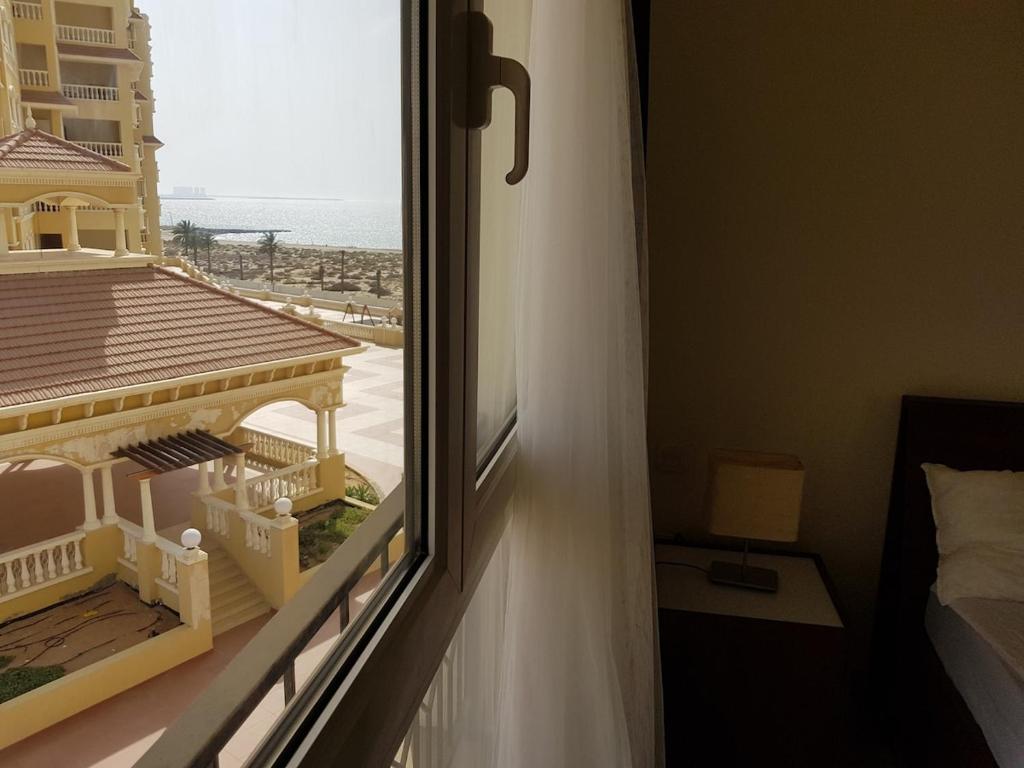 Rõdu või terrass majutusasutuses Big 2br Apartment close to the sea and Golf course