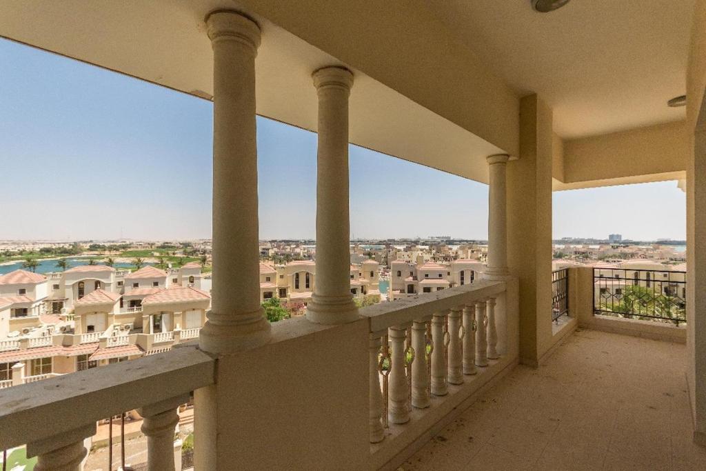 Rõdu või terrass majutusasutuses Big 2br Apartment close to the sea and Golf course