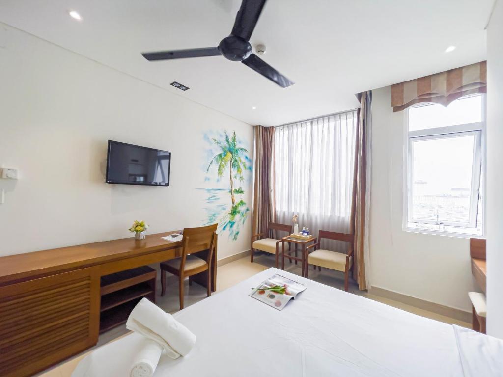 Televiisor ja/või meelelahutuskeskus majutusasutuses Doha Central Bliss Danang Hotel by Haviland