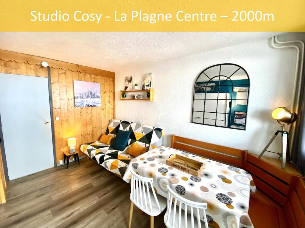 un salon avec un canapé et une table dans l'établissement Studio Plagne Centre Aconcagua, à La Plagne Tarentaise